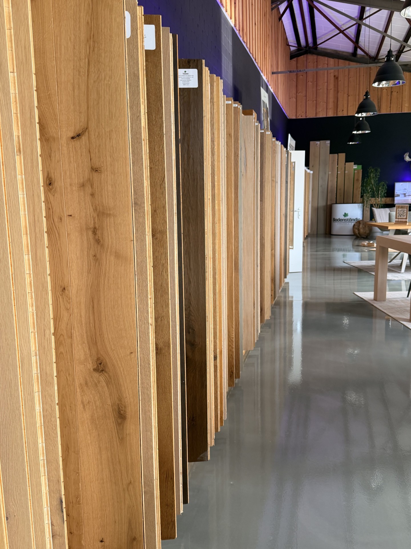 Auswahl an Eichenparkett mit unterschiedlichen Holzfarben im Showroom