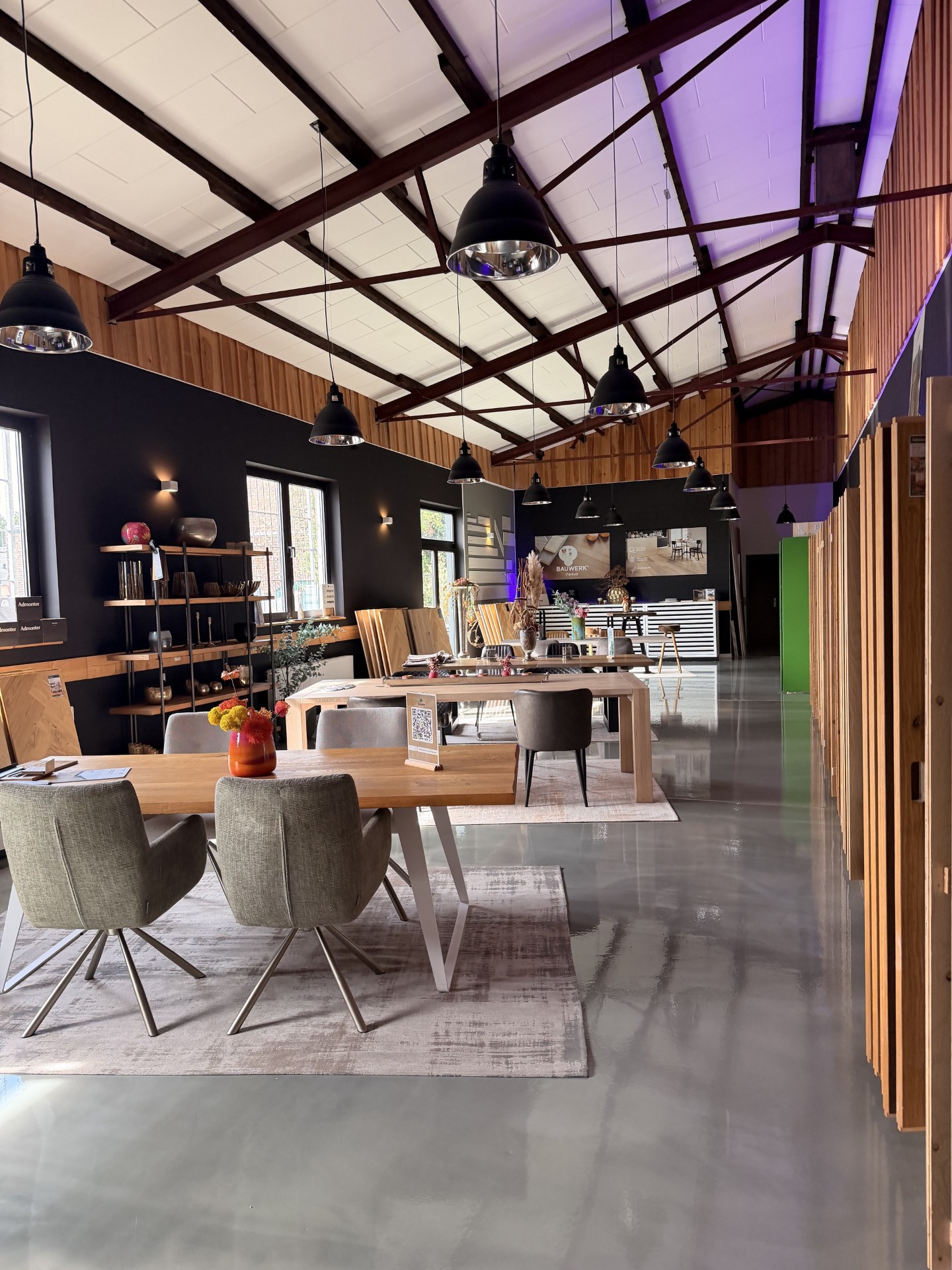 Bodenständig Parkett Showroom in Köln mit großen Holzmusterflächen und Beratungstischen