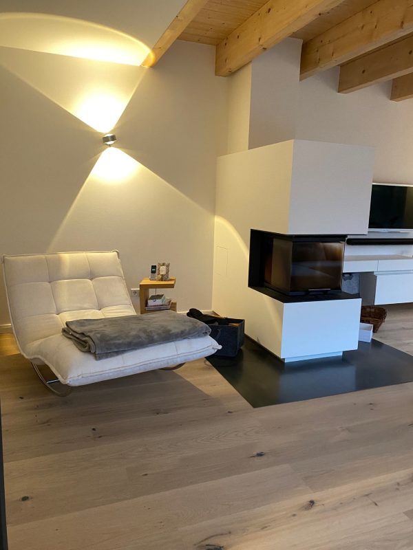 Kaminecke mit Landhausdielen in Rohholzoptik