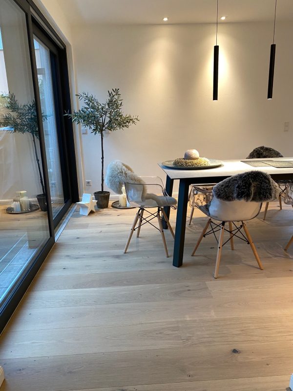 Essbereich mit bodentiefen Fenstern und Landhausdielen
