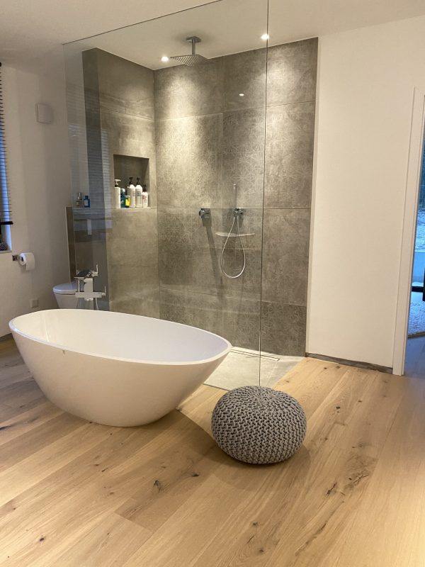 Badezimmer mit freistehender Wanne auf Eichen-Landhausdielen
