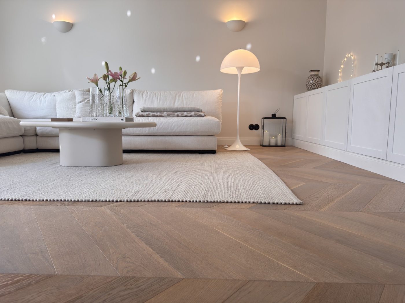 Wohnzimmer mit hellem Chevronparkett aus Eiche