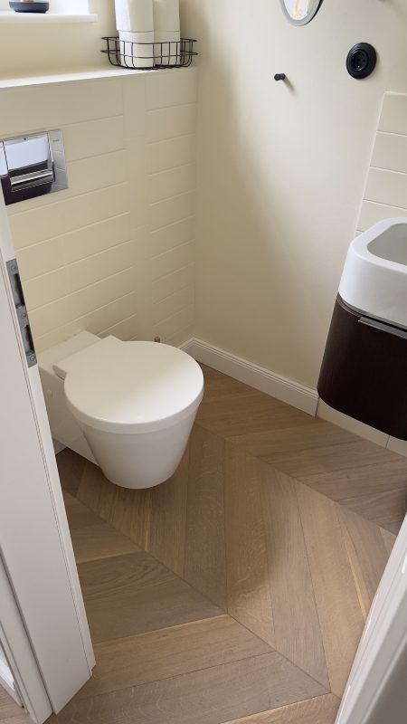 Gäste-WC mit Chevronparkett aus Eiche